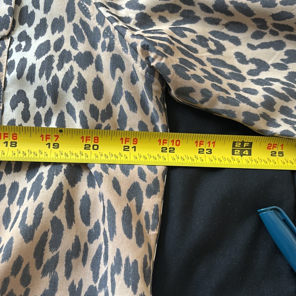 Chico's Leopard Print Blouse size 2 long sleeve button up - Picture 4 of 5
